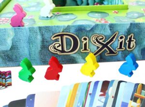 Juego De Mesa Dixit Clásico y 100 Fundas Mayday Premium - Imagen 5