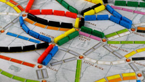 Juego de Mesa Aventureros al Tren y 150 Fundas Mayday Premium - Imagen 4