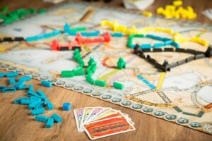 Juego de Mesa Aventureros al Tren y 150 Fundas Mayday Premium - Imagen 5