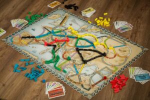 Juego de Mesa Aventureros al Tren y 150 Fundas Mayday Premium - Imagen 10