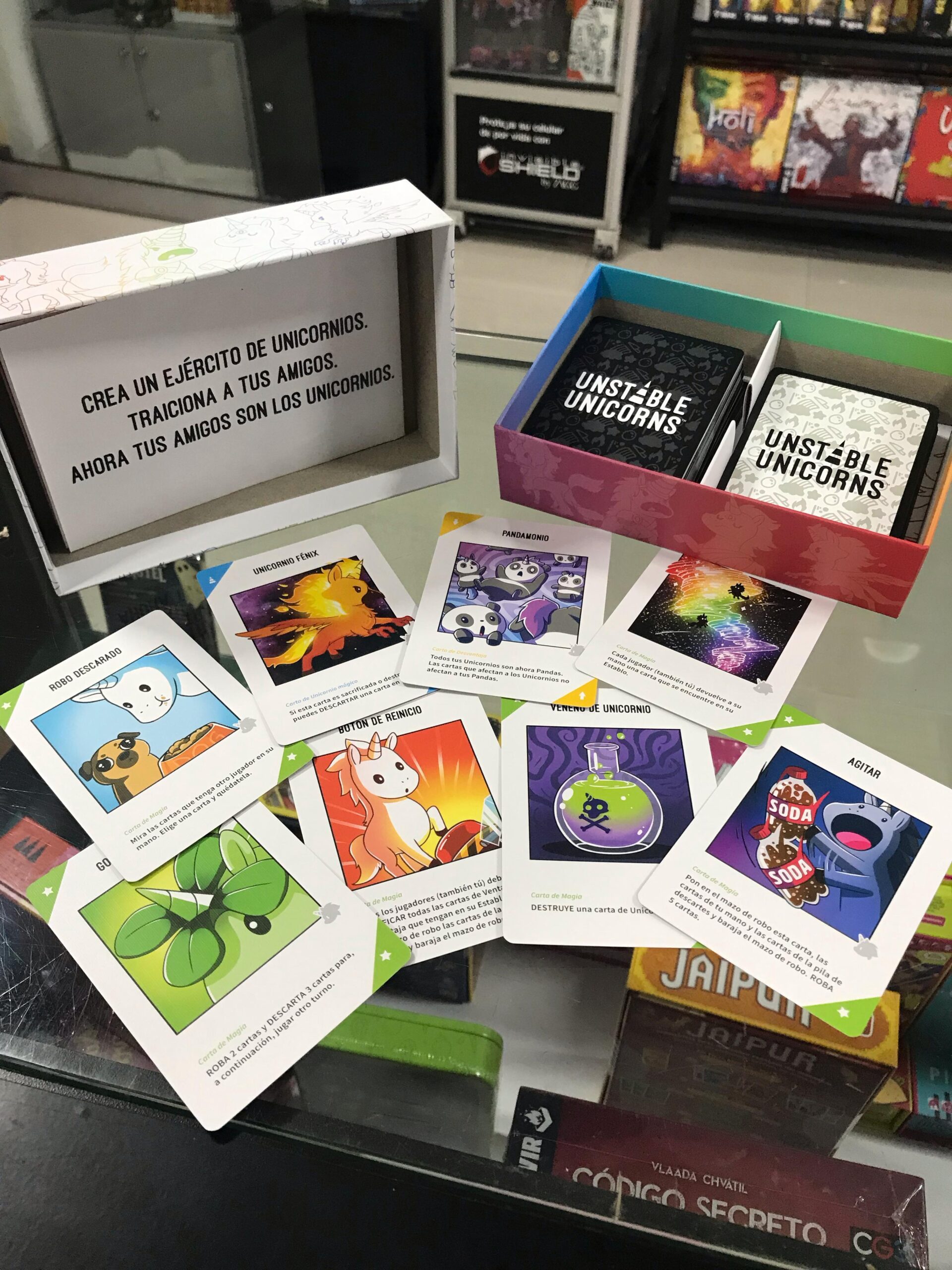 Juego de Mesa Unstable Unicorns y 135 Fundas Mayday Estándar - Imagen 7