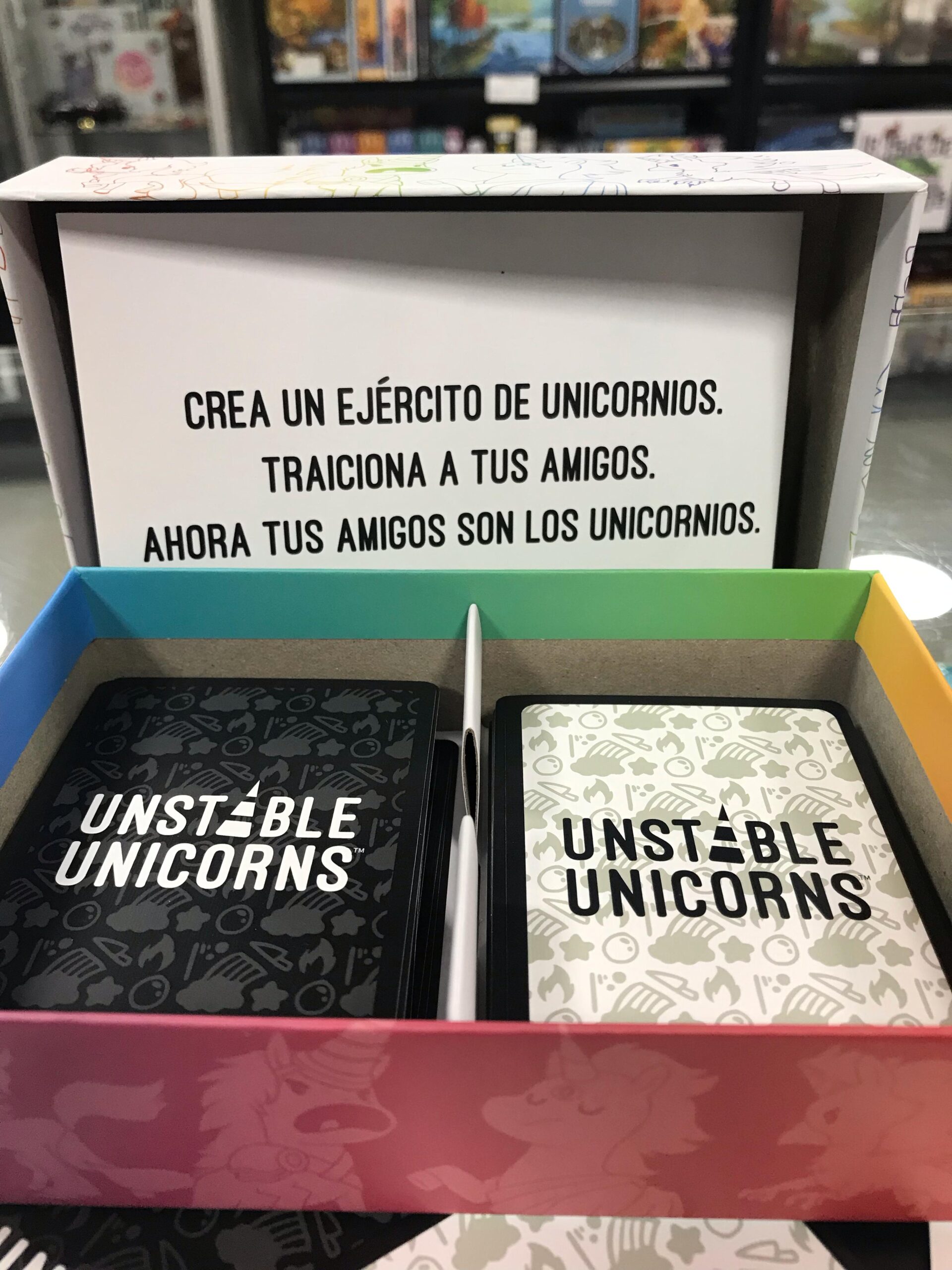 Juego de Mesa Unstable Unicorns y 135 Fundas Mayday Estándar - Imagen 4