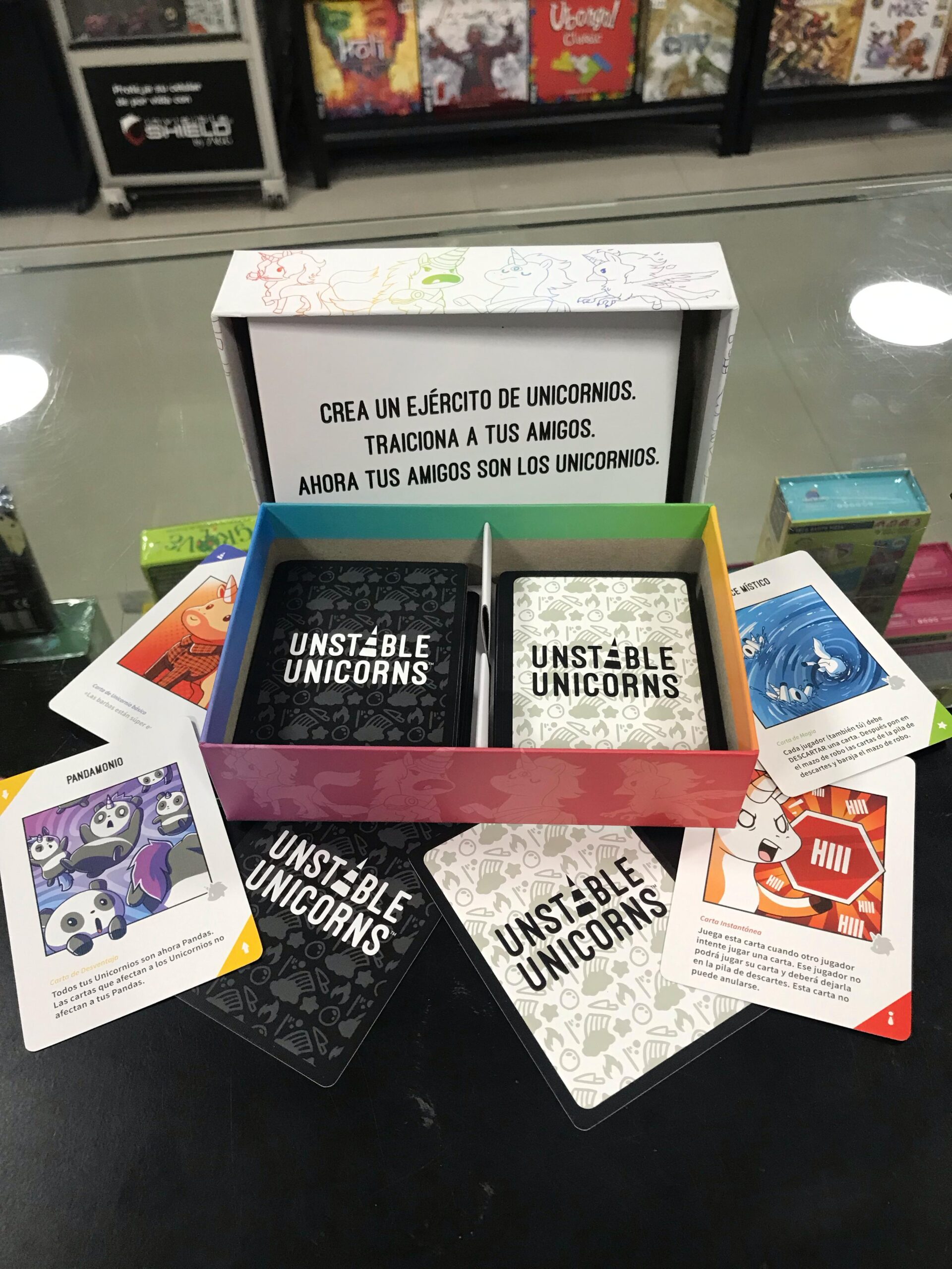 Juego de Mesa Unstable Unicorns y 135 Fundas Mayday Estándar - Imagen 5