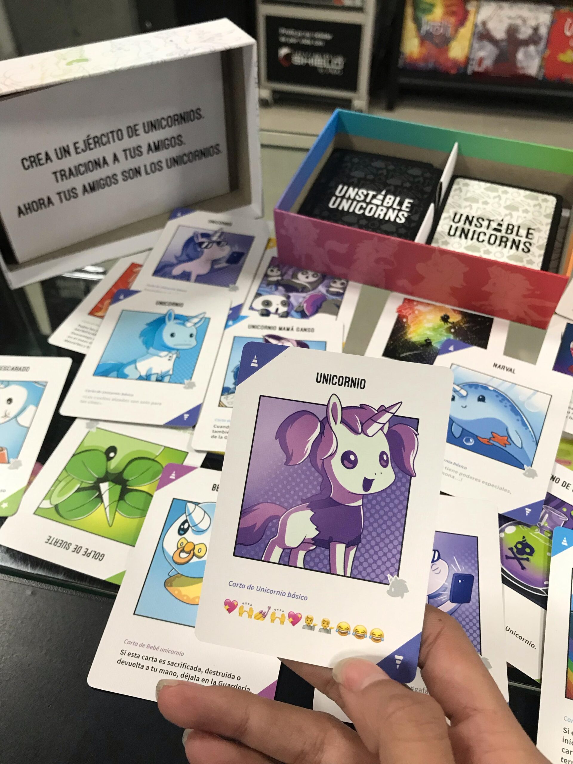 Juego de Mesa Unstable Unicorns y 135 Fundas Mayday Premium - Imagen 6