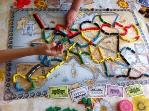 Juego de Mesa Aventureros al Tren y 150 Fundas Mayday Premium - Imagen 9