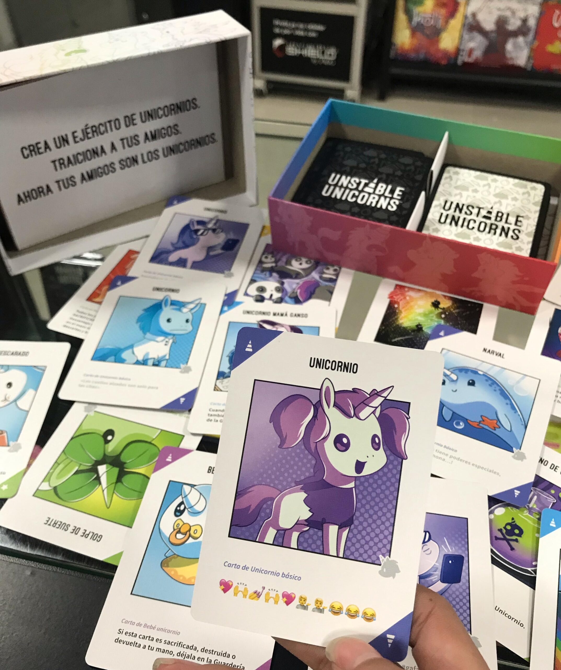 Juego de Mesa Unstable Unicorns y 135 Fundas Mayday Estándar - Imagen 6
